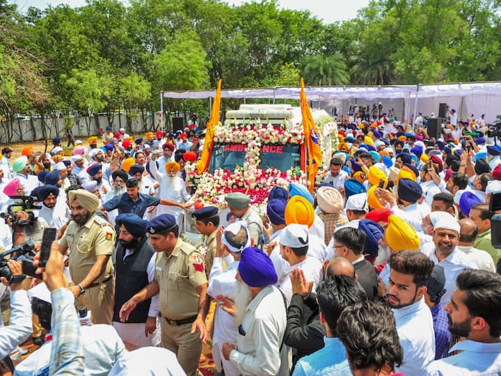 To pay their last respects, BJP president J P Nadda, NCP chief Sharad Pawar, and National Conference leader Omar Abdullah went to Badal village. The mourners also included Punjab Governor Banwarilal Purohit and Chief Minister Bhagwant Mann.
