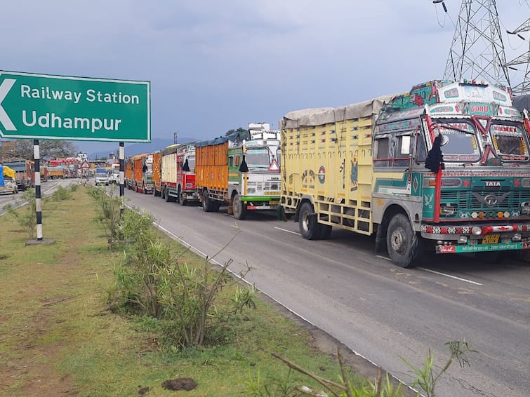 Jammu-Srinagar National Highway Closed For Traffic After Landslide, Over 300 Vehicles Stranded Jammu-Srinagar National Highway Closed For Traffic After Landslide, Over 300 Vehicles Stranded