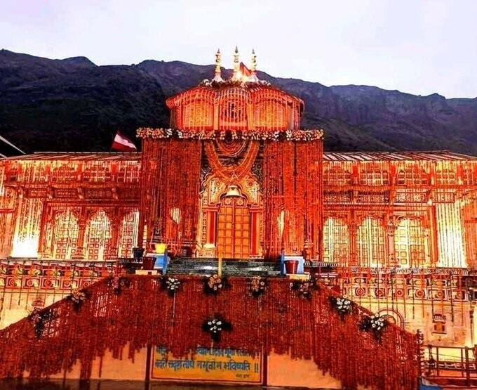 હિમસ્ખલનની ચેતવણીને ધ્યાનમાં રાખીને જિલ્લા વહીવટીતંત્ર જરૂરી કાર્યવાહી કરી રહ્યું છે. કેદારનાથ ધામમાં રવિવારે વરસાદ અને હિમવર્ષા થઈ હતી. રાજ્ય સરકારે યાત્રાળુઓ માટે એડવાઈઝરી જારી કરી છે. યાત્રીઓને ધામ જતા પહેલા ગરમ વસ્ત્રો અને જરૂરી વસ્તુઓ સાથે રાખવા માટે કહેવામાં આવ્યું છે.
