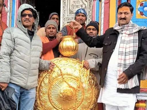 બદ્રીનાથ ધામની જેમ કેદારનાથ ધામ અને તેની આસપાસનો સમગ્ર વિસ્તાર બરફથી ઢંકાયેલો છે. ચારે બાજુ એક ફૂટથી વધુ ઉંચો બરફનો પડ છે. જો કે મંદિર પરિસર અને ધામ તરફ જતા માર્ગો પરથી બરફ હટાવવામાં આવ્યો છે.
