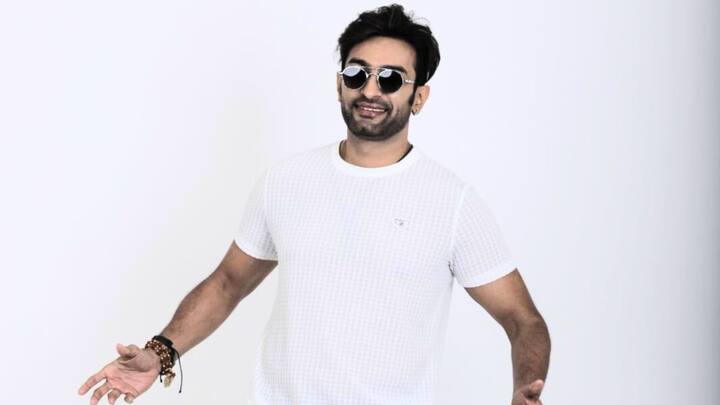 পেশায় সে একজন অপহরণকারী। নিজের অপহরণের পেশাটাকে চাপা দেওয়ার জন্য, একটি আইটি কোম্পানির অফিস চালায় সে।