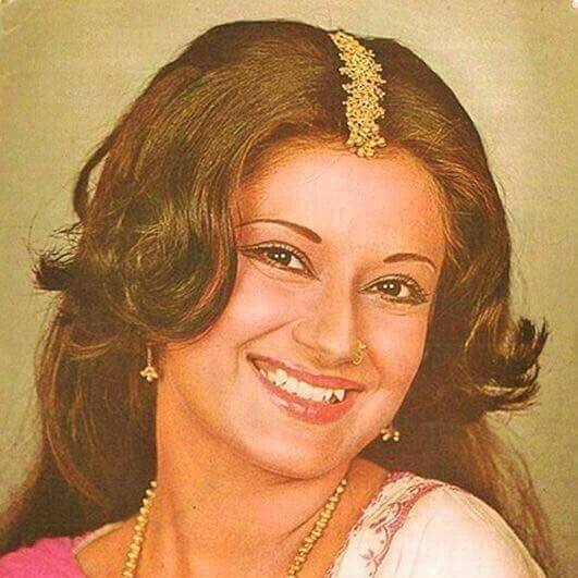 मौसमी चटर्जी ने भले ही अपना करियर बंगाली फिल्म ‘बालिका वधू’ से शुरू किया हो लेकिन बॉलीवुड में भी एक्ट्रेस ने सालों कर तक राज किया है. एक दौर था जब हर स्टार और डायरेक्टर मौसमी के साथ काम करने को लेकर बेताब रहता था.