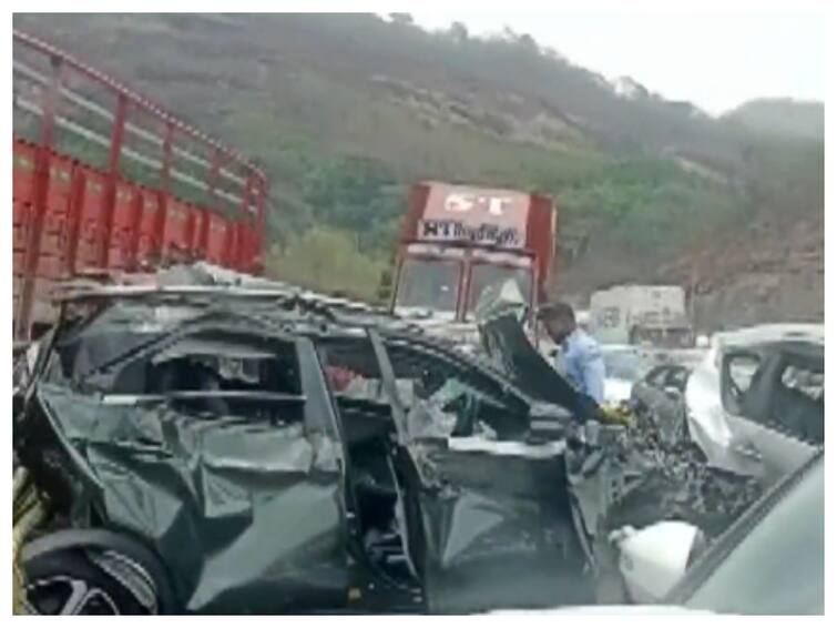 Truck Hits 12 Vehicles After Brake Failure On Mumbai-Pune Expressway, Several Injured Caught On Camera: Huge Pile-Up On Mumbai-Pune Expressway As Multiple Vehicles Collide, Several Injured