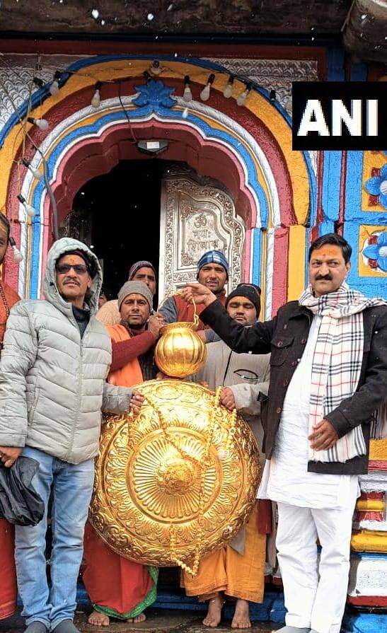 चारधाम यात्रेपैकी एक आणि महत्त्वाचे मानल्या जाणाऱ्या बद्रीनाथ धाम मंदिराचे दरवाजे पारंपरिक रितीरिवाजानुसार खुले करण्यात आले आहेत.