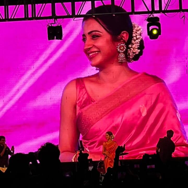 இந்த நிகழ்ச்சிக்கு வந்திருந்த த்ரிஷா, இளஞ்சிவப்பு நிற புடவையில் வந்திருந்தார்.