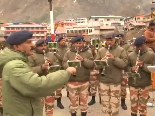 આ દરમિયાન આર્મી બેન્ડ ધૂન વગાડી હતી. લોકોએ જય બદ્રી વિશાલના નારા લગાવ્યા. આ પહેલા આદિગુરુ શંકરાચાર્યની ગાદી નરસિંહ મંદિરથી પાંડુકેશ્વર જવા રવાના થઈ હતી.