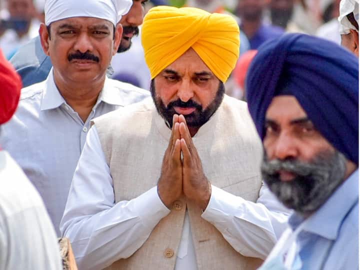 Individuals from varying backgrounds including politicians and religious leaders turned up at the town to honor the leader whose political profession started seventy years ago when he turned into the sarpanch of Badal panchayat.