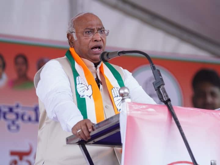 Mallikarjun Kharge compared PM Modi with poisonous snake in Karnataka BJP Congress leaders attack each other 10 highlights Mallikarjun Kharge Remarks: 'जहरीले सांप की तरह...', पीएम मोदी को लेकर बोले मल्लिकार्जुन खरगे तो भड़की BJP, सफाई में कांग्रेस क्या बोली? बड़ी बातें