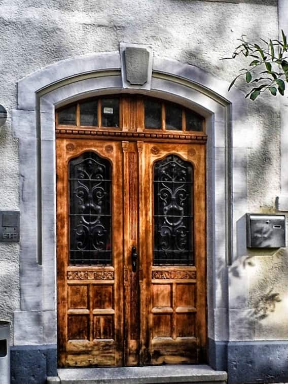 घर के मुख्य द्वार पर करें ये काम, पधारेंगी मां लक्ष्मी