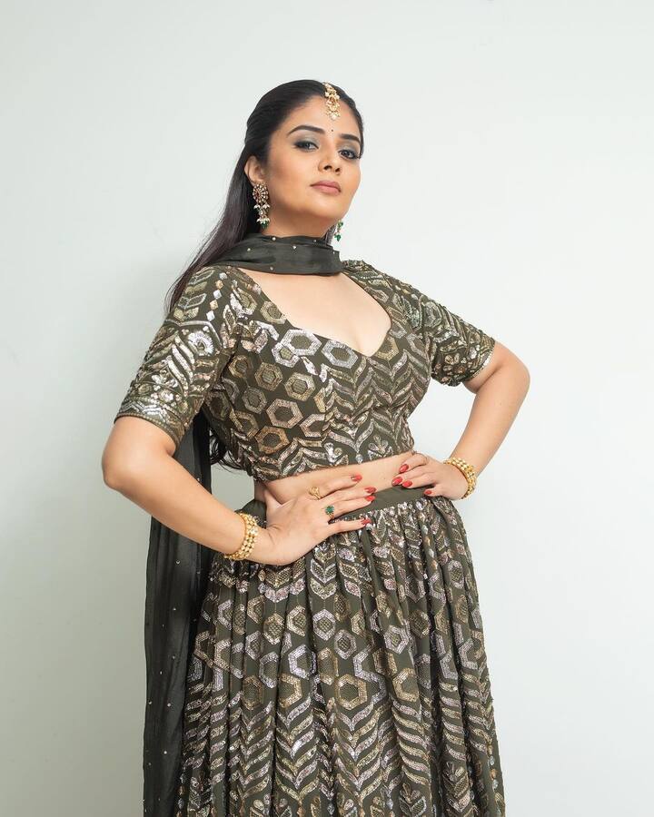 తన చలాకీ మాటలతో పాటు అందచందాలతో ఆడియెన్స్ ను ఆకట్టుకుంది. Photo Credit: Sreemukhi /Instagram