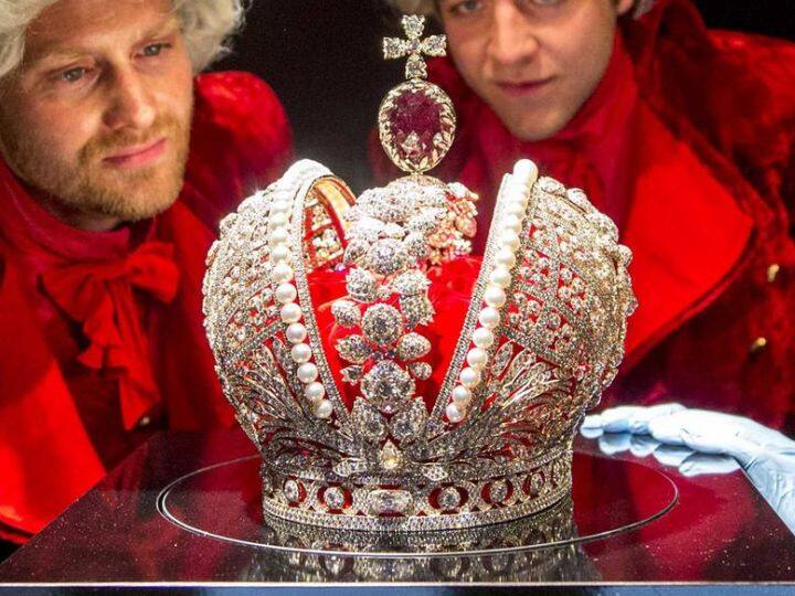 दुनिया का चौथा सबसे ताकतवर ताज है रूसी माम्राज्य का. रूसी साम्राज्य के इस ताज को ग्रेट इंपीरियल क्राउन कहा जाता है. कहा जाता है ये ताज जिसके भी सिर पर रहा उसनें बिना रोक टोक के हुकूमत की.