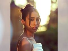 গোলাপী চুড়িদার, চোখে চশমা, মুখে চওড়া হাসি, মুম্বইয়ে সারার মেট্রো সফর