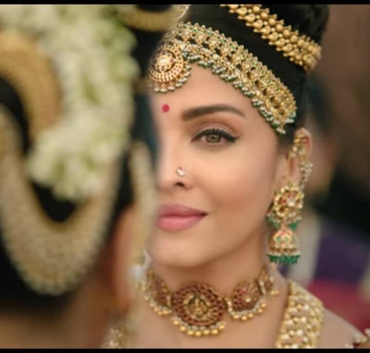 சிறுவயதில் ஆதித்த கரிகாலன் மனதில் காதல் பூத்தது. ஒரு சில காரணங்களுக்காக நந்தினியை அவரிடம் இருந்து கரிகாலனின் பெற்றோர்கள் பிரித்து வைக்கின்றனர். நீண்ட நாட்களுக்கு பிறகு, பாண்டிய மன்னனுடன் நந்தினியை பார்க்கிறார். கோவத்தில் என்ன செய்வது என்று தெரியாமல் நிராயுதபாணியான வீர பாண்டியனை கொள்கிறார்.