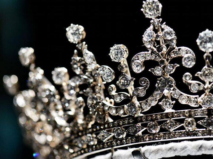 ब्रिटिश रॉयल फैमिली के पास ही एक और ताज है जिसमें 10 हजार हीरे लगे हैं. इस ताज का नाम है 'द गर्ल्स ऑफ द ग्रेट ब्रिटेन एंड आयरलैंड.' इसे दुनिया का दूसरा सबसे ताकतवर ताज माना जाता है.