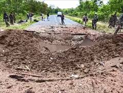 Exclusive: आखिर कैसे पक्की सड़क में आईईडी ब्लास्ट करते हैं नक्सली? सच्चाई जानने ग्राउंड जीरो पर पहुंचा ABP