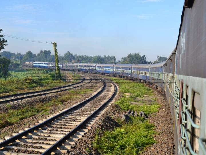 इस टूर पैकेज के तहत स्लीपर क्लास ही पेश किया गया है, जिसके तहत किराया 17,600 रुपये प्रति व्यक्ति है.
