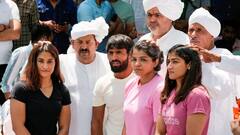 Wrestlers Protest: যন্তর মন্তরের সামনে অব্যাহত প্রতিবাদ, রাস্তাতেই সকালের কসরত সারলেন হল ভিনেশরা