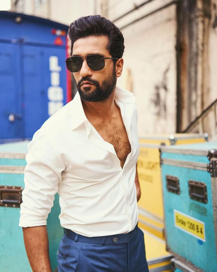 साथ ही ये भी कहा, “थोड़ी प्रॉब्लम है...अगर इस डायलॉग को जोर से बोलेंगे तो लड़कियां डर जाएगी. इसलिए मुझे थोड़ा रोमांस करना पड़ेगा. इसमें मैं तुम्हारी मदद भी कर सकता हूं और मैं तुम्हारी मदद इसलिए करूंगा क्योंकि जब मैं इंडस्ट्री में आया था तो तुम्हारे पापा श्याम कौशल ने मुझे बहुत कुछ सिखाया था...”