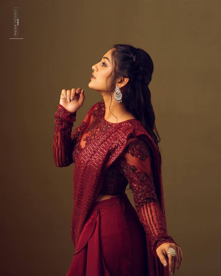 மலையாள திரைப்படங்களில் நடித்து வந்த இவர், தமிழில் நாச்சியார் திரைப்படத்தின் மூலம் அறிமுகமானார்.