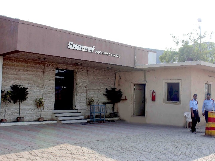 Sumeet Industries Resolution Reliance and MCPI among bidders to buy debt laden textile company Sumeet Industries: बिक रही है कर्ज में फंसी ये टेक्सटाइल कंपनी, मुकेश अंबानी की रिलायंस इंडस्ट्रीज ने भी लगाई बोली