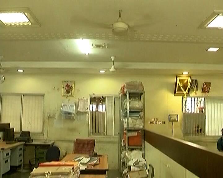 Misuse of electricity in government offices in Rajkot and Surat was exposed રાજકોટ અને સુરતમાં સરકારી કચેરીઓમાં લાલીયાવાડી , ઓફિસો બંધ છતા લાઈટ અને પંખા ચાલુ