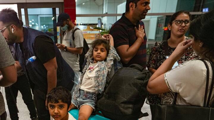 সংঘর্ষে উত্তাল সুদান থেকে ১৭০০-রও বেশি ভারতীয়কে সরিয়ে আনল নয়াদিল্লি।