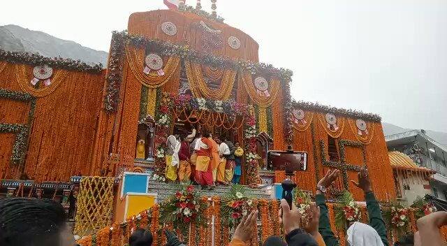 Chardham Yatra Badrinath temple opened 15 quintals of flowers decorated the temple Badrinath Dham: जय बद्री विशाल!  सहा महिन्यांनी बद्रीनाथ मंदिराचे दरवाजे उघडले, 15 क्विंटल फुलांनी मंदिराची सजावट