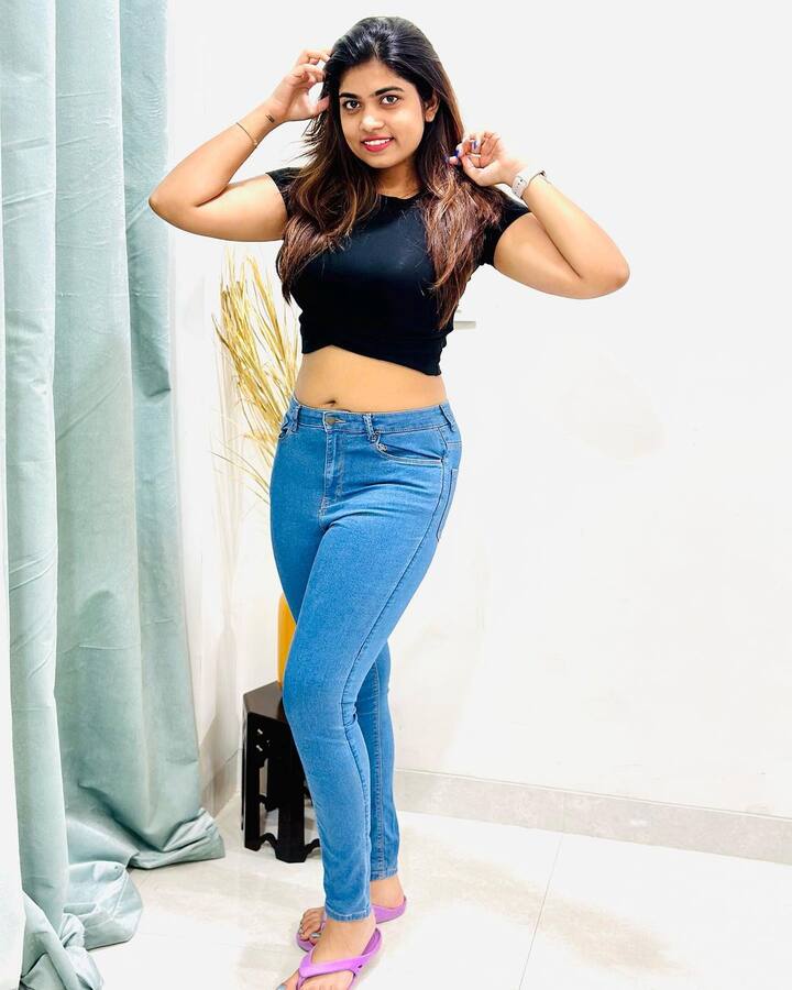 ఎప్పటికప్పుడు లేటెస్ట్ ఫోటోస్ తో నెటిజన్లను ఆకట్టుకుంటుంది. Photo Credit@Rithu Chowdary/Instagram