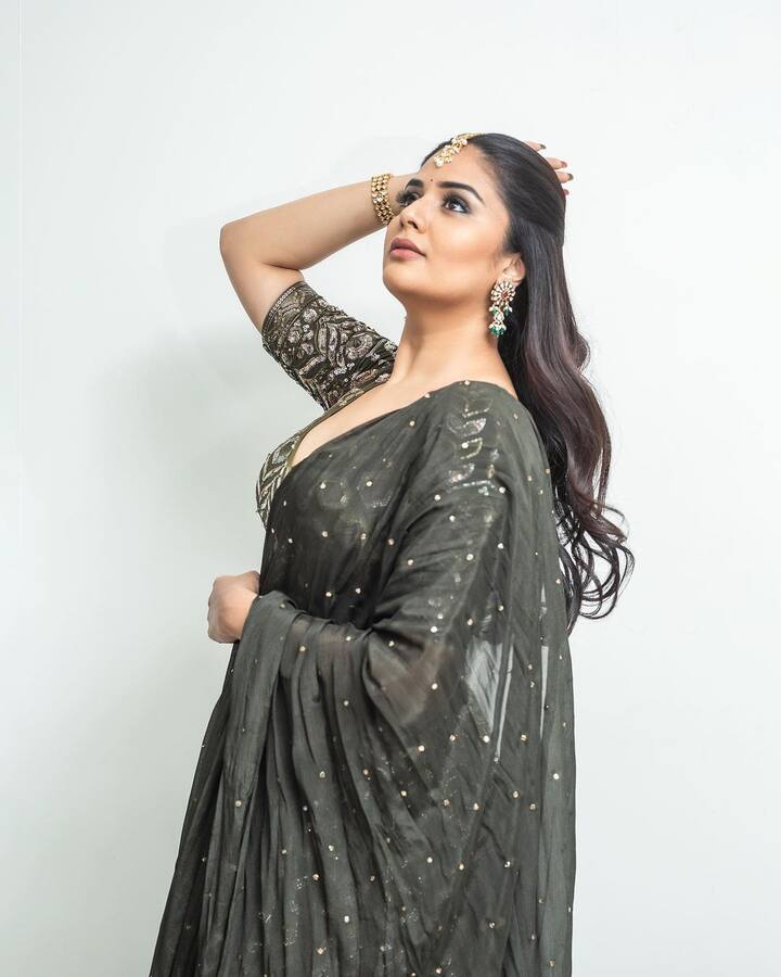 అదిరిపోయే పంచులతో అందరినీ నవ్విస్తుంది. Photo Credit: Sreemukhi /Instagram