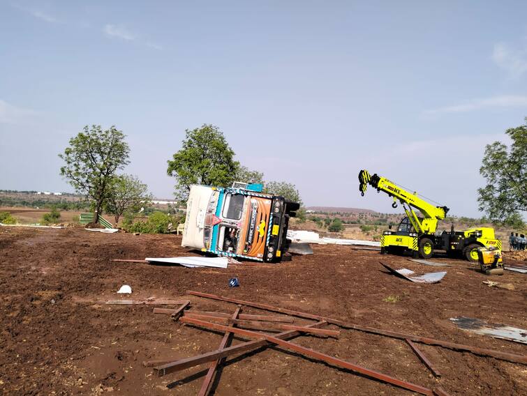 Jalgaon Unseasonal Rain standing container overturned due to strong winds two died after being crushed  Jalgaon: वादळी वाऱ्याने उभा कंटेनरही उलटला, कंटेनरखाली दबून दोघांचा मृत्यू, जळगाव जिल्ह्यातील घटना