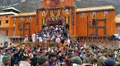 Badrinath Dham :15 क्विंटल  फुलांनी सजलं बद्रिनाथ धाम; आजपासून मंदिर भाविकासाठी खुलं, दर्शनासाठी हजारोंची गर्दी