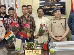 12वीं की परीक्षा में जिला टॉप करने वाले छात्रों को SP ने किया सम्मानित, कही ये बात