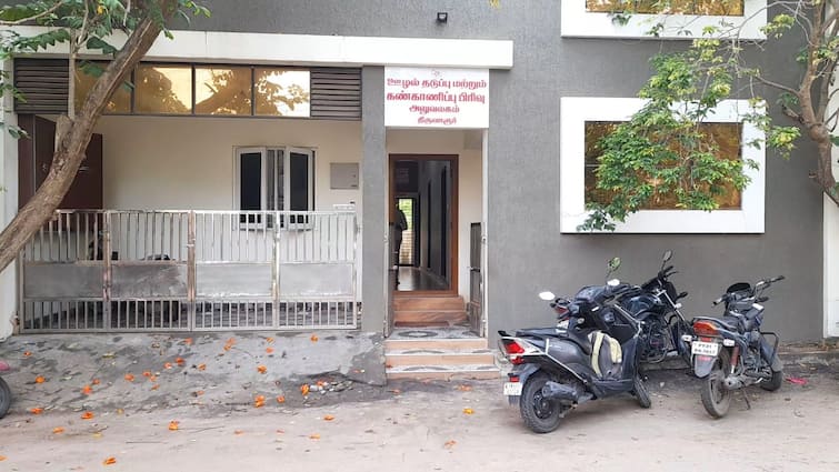Anti-corruption police raided the houses of three government officials in Tiruvarur TNN திருவாரூரில் அரசு அலுவலர்கள் 3 பேரின் வீடுகளில் லஞ்ச ஒழிப்பு போலீசார் சோதனை