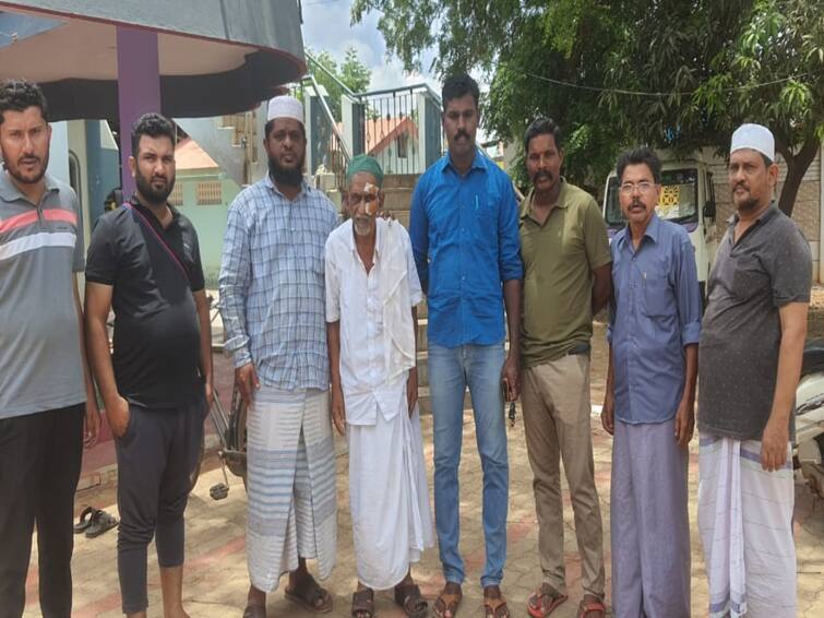 An old man from Karnataka missing near Tanjore; Rescued and handed over to family TNN தஞ்சை அருகே தவித்த கர்நாடகாவை சேர்ந்த முதியவர்; மீட்டு குடும்பத்தினரிடம் ஒப்படைப்பு