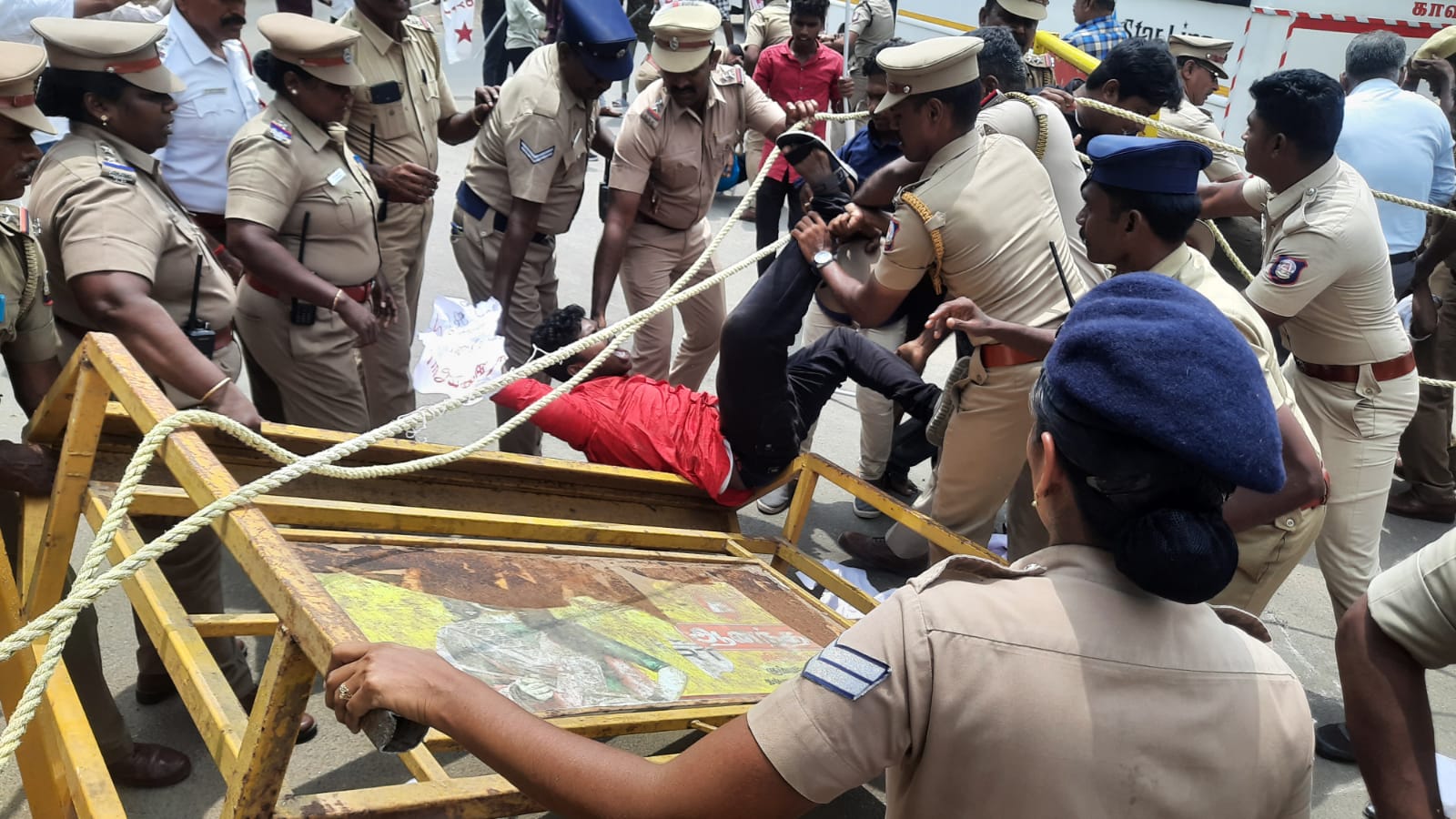 தஞ்சையில் டிஐஜி அலுவலகத்தை முற்றுகையிட்ட இந்திய மாணவர் சங்கத்தினர்