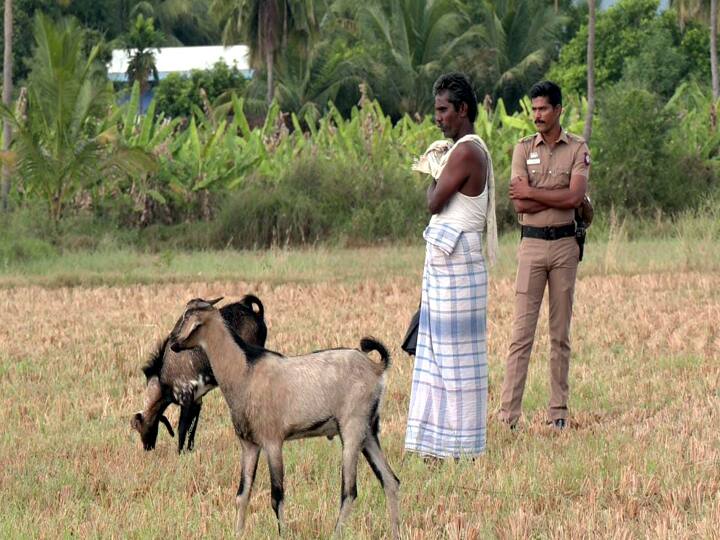 A farmer has been living under armed police protection for 2 years due to the threat of sand robbers TNN மணல் கொள்ளையர்களின் அச்சுறுத்தலால் 2 வருடங்களாக துப்பாக்கி ஏந்திய போலீஸ் பாதுகாப்பில் வாழும் விவசாயி