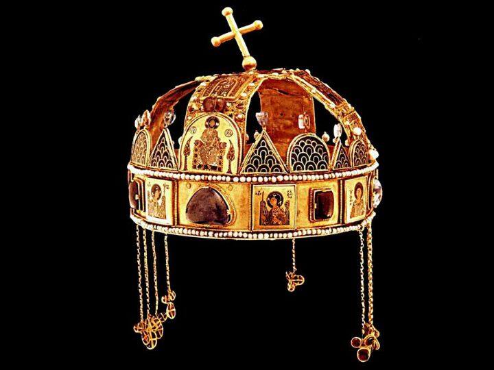 दुनिया के सबसे ताकतवर ताज की लिस्ट में 6ठवें नंबर पर है हंगरी का ताज, ये ताज लगभग 1200 साल तक हर उस राजा के सिर पर रहा जो हंगरी का राजा बना. 1946 में हंगरी में राजशाही का अंत हो गया और वहां लोकतंत्र आ गया, लेकिन ये ताज अतीत में दुनिया के सबसे ताकतवर ताजों की लिस्ट में शुमार रहा है.