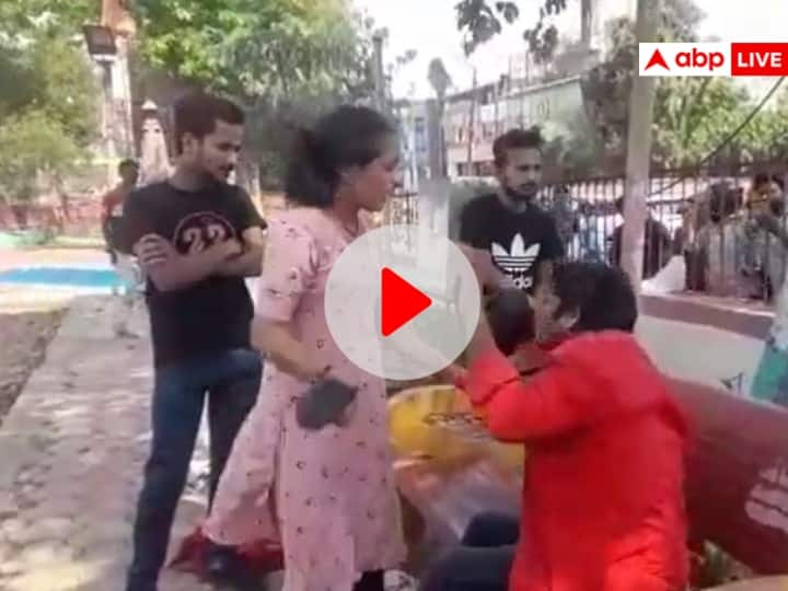 MP News girl beat up the miscreant in Gwalior video viral on social media ann Watch: लड़की ने मनचले को जाल में फंसा पार्क बुलाया, फिर चप्पलों से कर दी पिटाई, देखें वीडियो