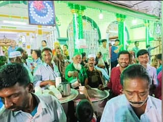 மீனாட்சியம்மன் கோயில் சித்திரைத் திருவிழாவிற்கு வந்த பக்தர்களுக்கு குளிர்பானங்கள் வழங்கிய இஸ்லாமியர்கள்