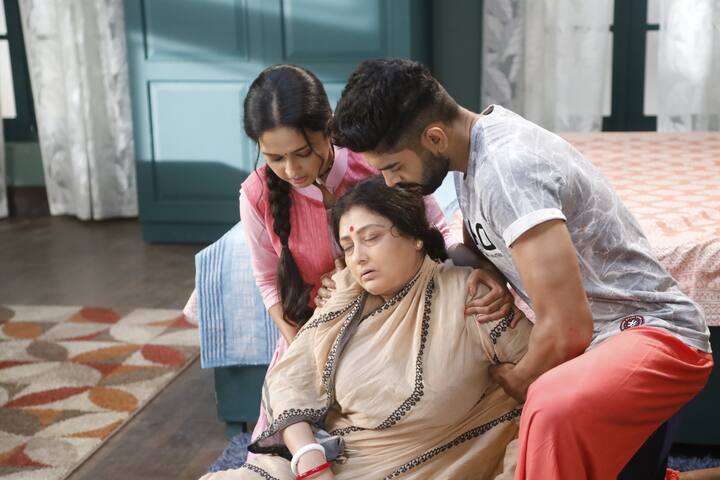 আয়ুষ তার এই কাজে রেগে গিয়ে বাড়ি থেকে বের করে দেয় ঐন্দ্রিলাকে। অপমান করে জানায়, সে এই বাড়ির কেউ নয়। ঘটনায় ভীষণ অপমানিত হয় ঐন্দ্রিলা।