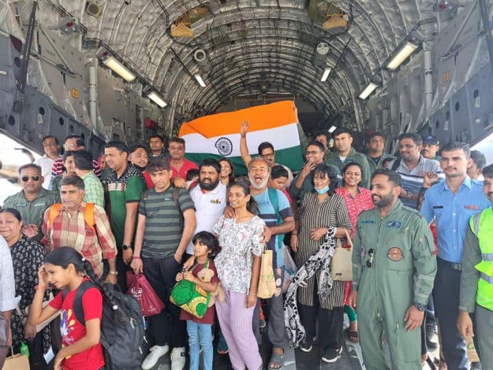 Sudan Conflict: भारतीय वायुसेना का एक विमान हिंसाग्रस्त सूडान से 246 भारतीयों को लेकर गुरुवार (27 अप्रैल) को मुंबई में उतरा. इस दौरान हिंदुस्तान लौटे लोग काफी खुश दिखे.
