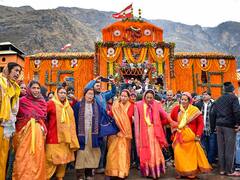 हल्की बर्फबारी और बारिश, पारंपरिक संगीत और वैदिक मंत्रोचारण के साथ खुले बदरीनाथ धाम के कपाट, देखें तस्वीरें