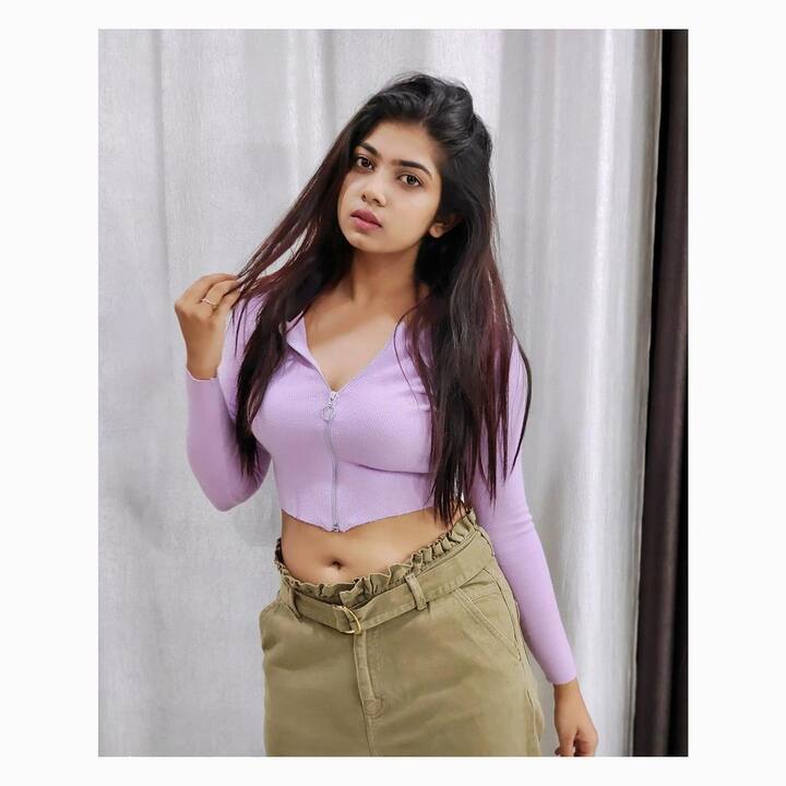 సోషల్ మీడియాలోనూ ఫుల్ యాక్టీవ్ గా ఉంటుంది.Photo Credit@Rithu Chowdary/Instagram