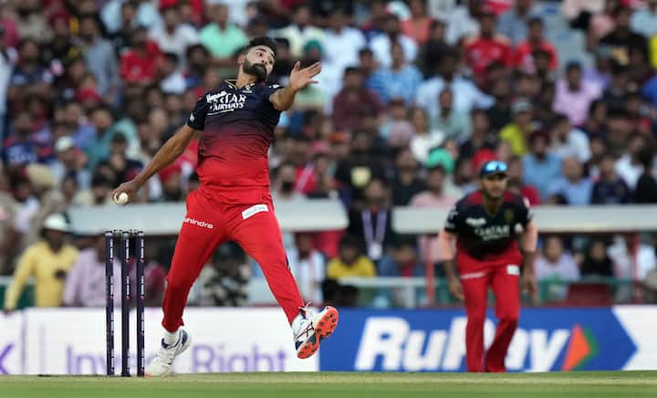 पावरप्लेमध्ये सिराजच्या गोलंदाजीवर धावा काढणे प्रतिस्पर्धी फलंदाजांना कठीण जातेय. सिराजने आतापर्यंत ३० षटके गोलंदाजी केली असून यामधील अर्धे चेंडू त्याने निर्धाव फेकले आहेत.