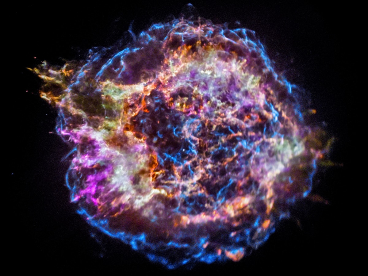 A massive star is completely thrown out of balance when it runs out of fuel and its nuclear processes die down. As a result, the star gets crushed under its own gravity. (Photo: NASA)