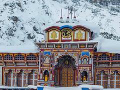 हल्की बर्फबारी और बारिश, पारंपरिक संगीत और वैदिक मंत्रोचारण के साथ खुले बदरीनाथ धाम के कपाट, देखें तस्वीरें