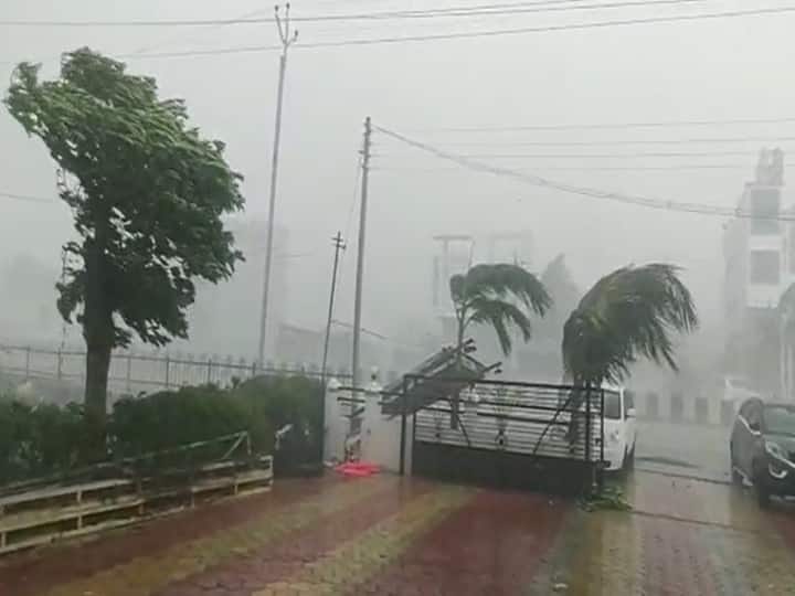 Maharashtra News Chhatrapati Sambhaji Nagar News Unseasonal rain warning again in Marathwada  Forecast for hail rain with gales Marathwada Weather : मराठवाड्यात पुन्हा अवकाळीचा इशारा; वादळी वाऱ्यासह गारपीट, पावसाचा अंदाज