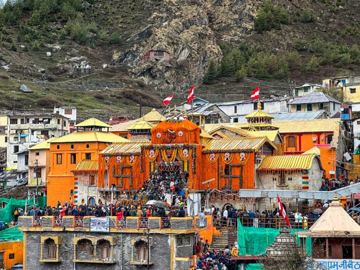 Char Dham Yatra 2023: हल्की बर्फबारी और बारिश के बीच गढ़वाल हिमालय के विश्वप्रसिद्ध बदरीनाथ धाम (Badrinath Dham) के कपाट गुरुवार को विधि विधान के साथ श्रद्धालुओं के लिए खोल दिए गए.
