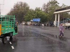 கரூர் சுற்றுவட்டார பகுதிகளில் காற்றுடன் கூடிய கனமழை - வெப்பம் தணிந்து குளிர்ச்சியான சூழல்