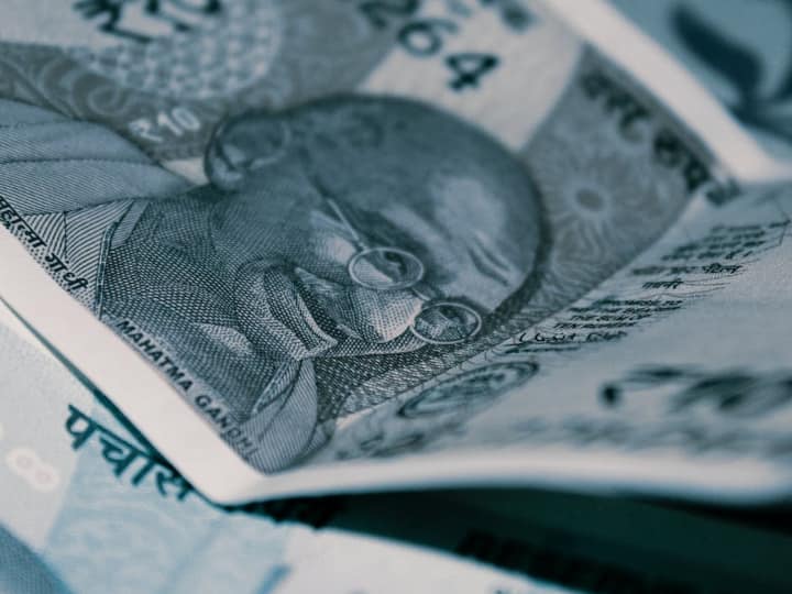 लेन-देन करने के तरीकों में एक तरीका चेक के जरिए भी होता है. ग्राहक को बैंक की ओर से एक चेकबुक दी जाती है.  दरअसल, चेक के कोने पर ये लाइनें खींचने पर चेक में कुछ बदलाव होता है.